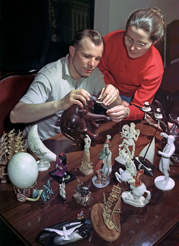 Летчик-космонавт СССР, Герой Советского Союза Юрий Гагарин с супругой Валентиной отбирают подарки для Музея космонавтики, 1966 год