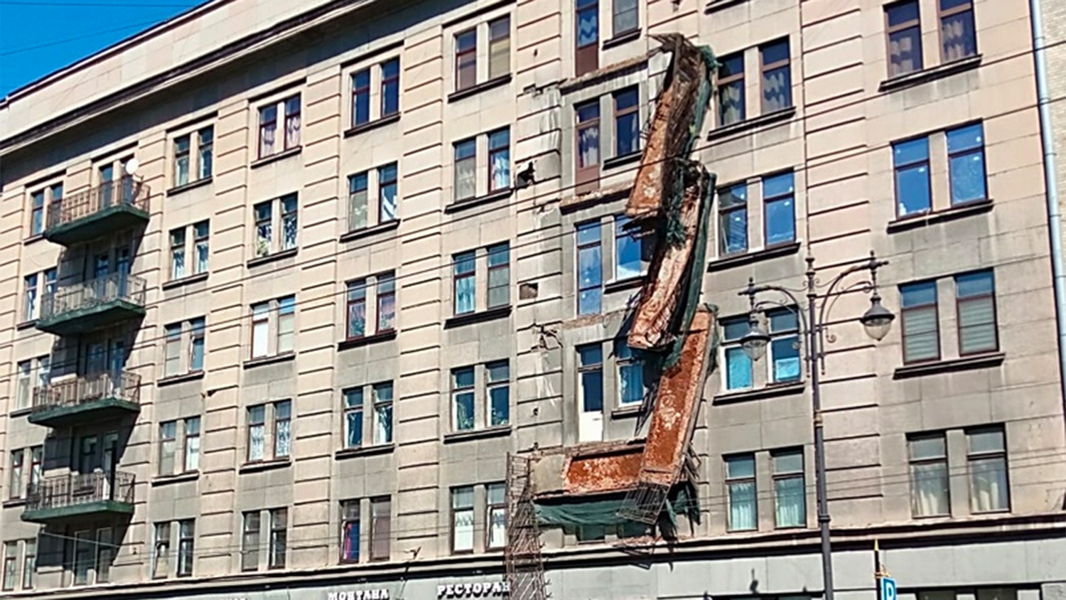 Санкт петербург упал дом. Обрушение балкона на Кирочной 20. Надстройка балкона. Обрушенные балконы Питер.