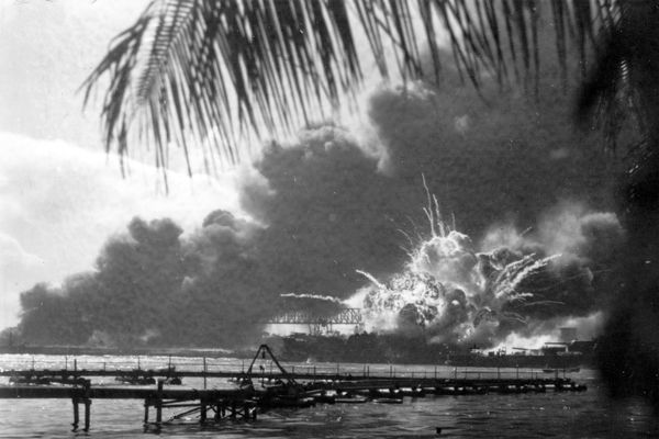 Американский эсминец во время взрыва в результате налета японской авиации на Перл-Харбор, 7 декабря 1941 года