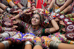 Женщины исполняют традиционный танец в преддверии индуистского праздника Наваратри в Ахмедабаде, Индия, 20 сентября 2022 года