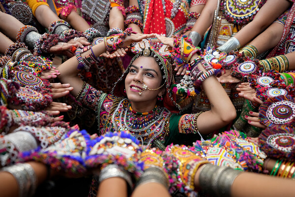 Женщины исполняют традиционный танец в&nbsp;преддверии индуистского праздника Наваратри в&nbsp;Ахмедабаде, Индия, 20&nbsp;сентября 2022&nbsp;года