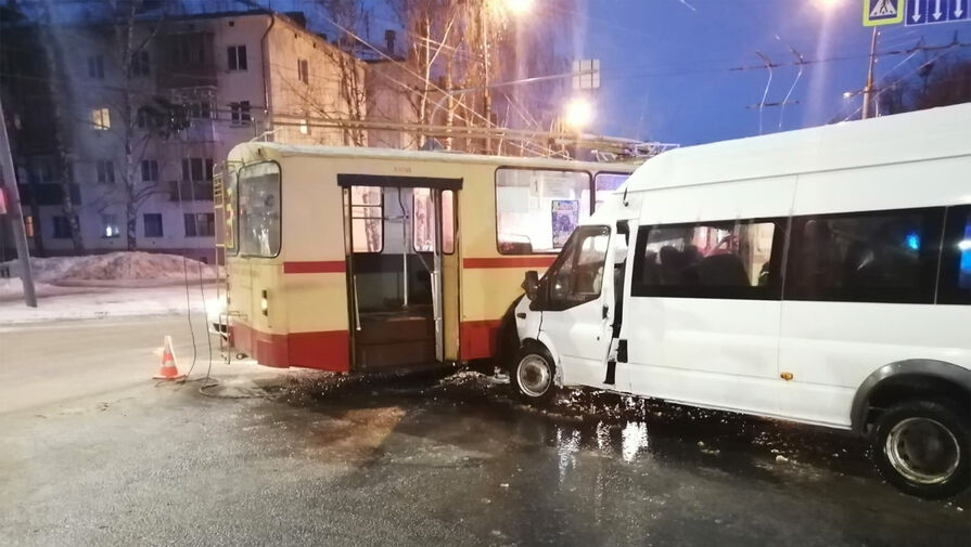 В Йошкар-Оле маршрутка столкнулась с троллейбусом, пострадали 14 человек