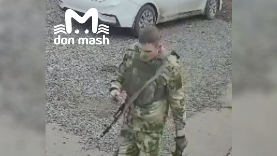 В ростовских Шахтах задержали гулявшего в камуфляже и с игрушечным автоматом мужчину