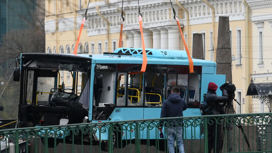 Пассажир затонувшего в Петербурге автобуса рассказал, как ему удалось спастись