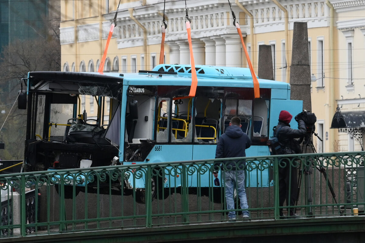 Пассажир затонувшего в Петербурге автобуса рассказал, как ему удалось  спастись - Газета.Ru | Новости