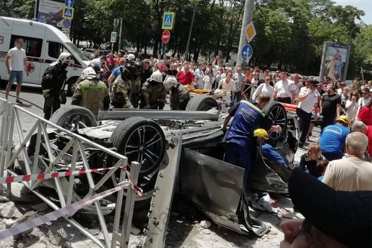 Друг рассказал о финансах водителя упавшей с парковки BMW в Краснодаре -  Газета.Ru | Новости