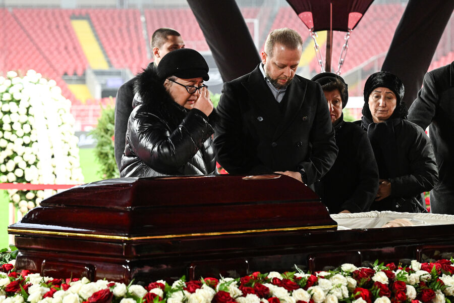 Родственники на&nbsp;церемонии прощания с&nbsp;футболистом &laquo;Спартака&raquo; Никитой Симоняном на&nbsp;стадионе &laquo;Лукойл Арена&raquo; в&nbsp;Москве, 27&nbsp;ноября 2025&nbsp;года