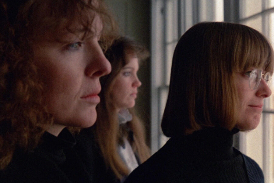 <b>«Интерьеры» (1978)</b>
<br><br>
Первая же попытка Вуди Аллена снять психологическую драму увенчалась успехом. Картина рассказывает о&nbsp;трех взрослых сестрах, которые в&nbsp;один не очень прекрасный день узнают, что их отец Артур решил уйти от их матери Ив, которая борется с&nbsp;клинической депрессией. Он встретил «нормальную» женщину по&nbsp;имени Перл, которую сестры находят просто вульгарной. В&nbsp;день свадьбы Ив находится на&nbsp;грани самоубийства.
<br><br>
Картина принесла премию «Оскар» за&nbsp;лучшую роль второго плана актрисе Джеральдин Пейдж, сыгравшей брошеную мужем мать трех сестер.
