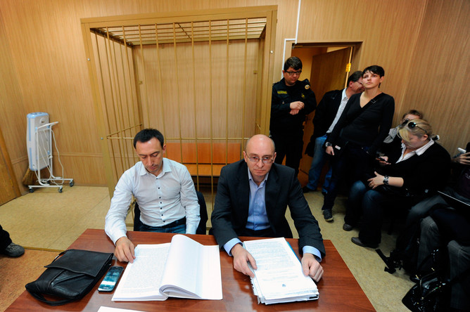 Дмитрий Кратов (справа), обвиняемый по делу о смерти Сергея Магнитского, в суде