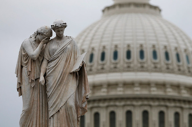 Статуя Скорби и Истории перед Капитолием в Вашингтоне