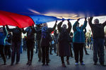 Участники митинга в поддержку России на центральной площади Евпатории
