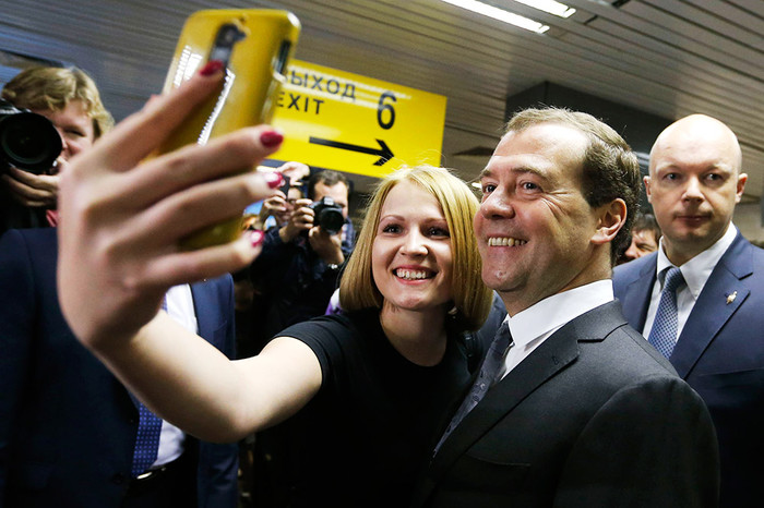 Дмитрий Медведев фотографируется с&nbsp;первыми пассажирами авиакомпании «Добролет» в&nbsp;аэропорту Шереметьево