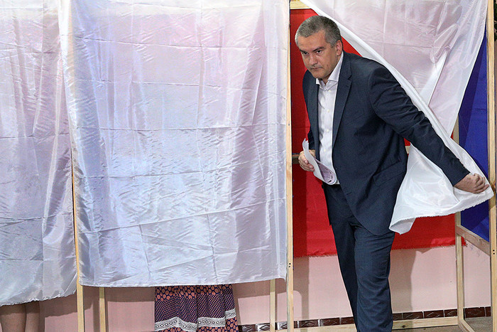 Исполняющий обязанности главы Республики Крым Сергей Аксенов во время голосования на избирательном участке в школе №10