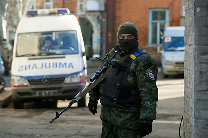 Украинский военнослужащий около больницы в Артемовске