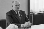 Михаил Горбачев в своем кабинете, апрель 1985 года