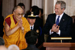 
Президент Джордж Буш аплодирует далай-ламе во время его прибытия на церемонию Золотой медали Конгресса в Ротонде Капитолия, Вашингтон, 2007