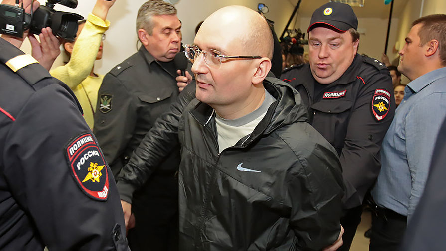 Управляющий холдинга «Ленинец» Александр Горбунов (в центре)