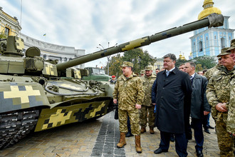 Министр обороны Украины Степан Полторак и президент Украины Петр Порошенко (слева направо) во время осмотра современных образцов вооружения и техники «Сила непокоренных» по случаю Дня защитника Украины на Михайловской площади в Киеве