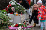 Жители Москвы возлагают цветы к посольству Франции в Москве в память о погибших в результате серии террористических атак в Париже