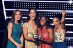 Гимнастки, выступавшие от США на Олимпиаде в Рио-де-Жанейро, вручали певице Бейонсе награду «Лучшее видео исполнительницы» за клип «Hold Up»
