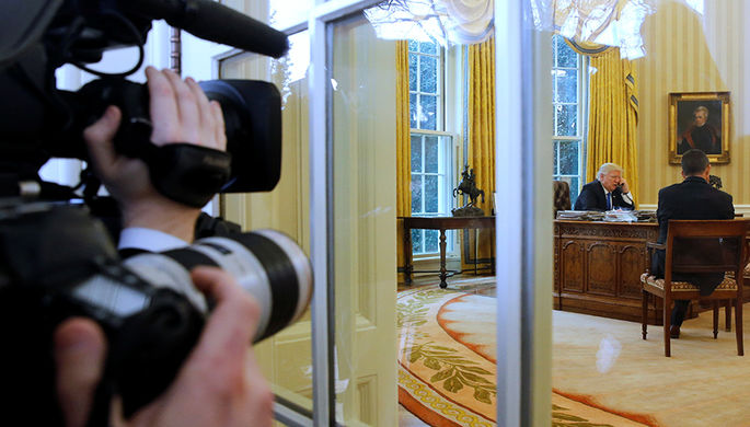 Дональд Трамп разговаривает с Ангелой Меркель