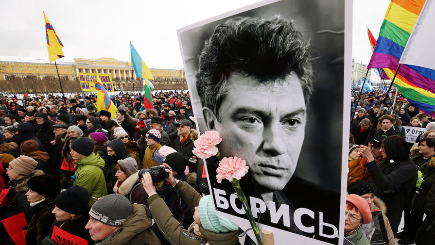 Участники марша памяти, посвященного годовщине гибели политика и общественного деятеля Бориса Немцова в&nbsp;Санкт-Петербурге