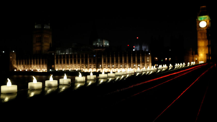 Свечи на&nbsp;Вестминстерском мосту в&nbsp;Лондоне, 23&nbsp;марта 2017&nbsp;года