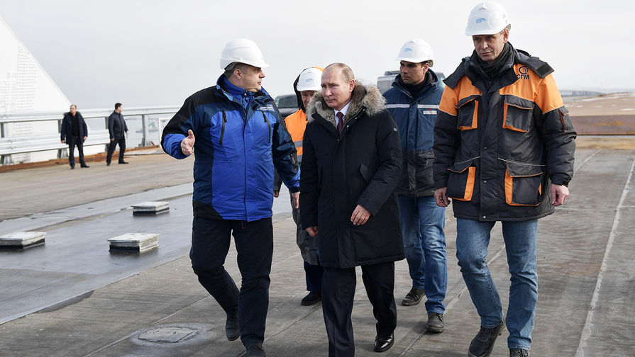 Владимир Путин во время осмотра готового участка автодорожной части Крымского моста через&nbsp;Керченский пролив, 14 марта 2018 года