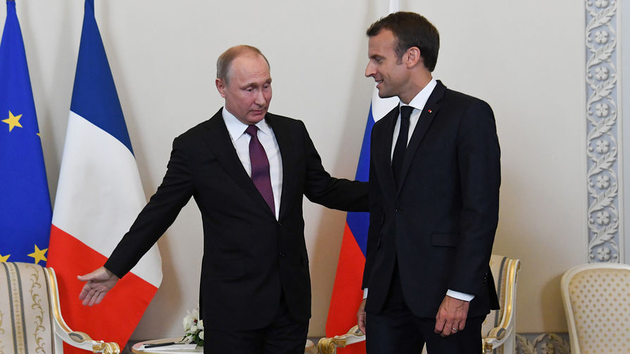 Президент России Владимир Путин и президент Франции Эмманюэль Макрон во время встречи в Константиновском дворце на полях Петербургского международного экономического форума, 24 мая 2018 года