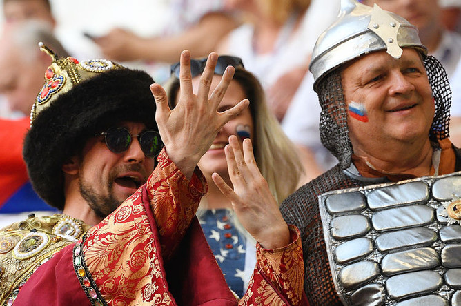 Болельщики сборной России во время матча группового этапа чемпионата мира по футболу между сборными Уругвая и России