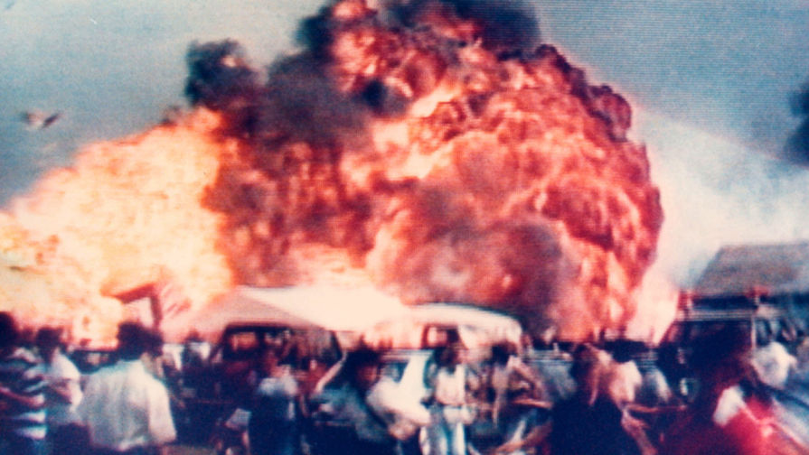 Взрыв на&nbsp;земле после столкновения трех самолетов над&nbsp;авиабазой Рамштайн во время авиашоу Flugtag’88, 28 августа 1988 года