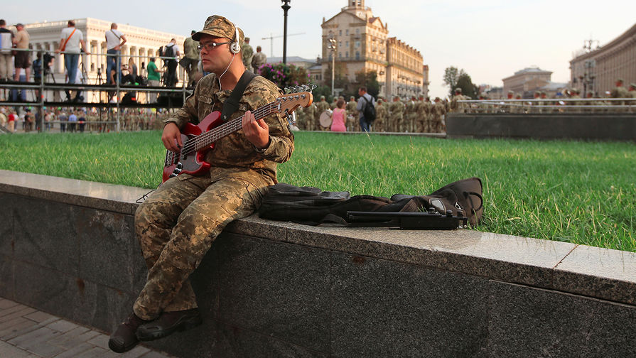 Украинский военнослужащий после репетиции военного парада в честь 27-ой годовщины Независимости Украины в центре Киева, 2018 год