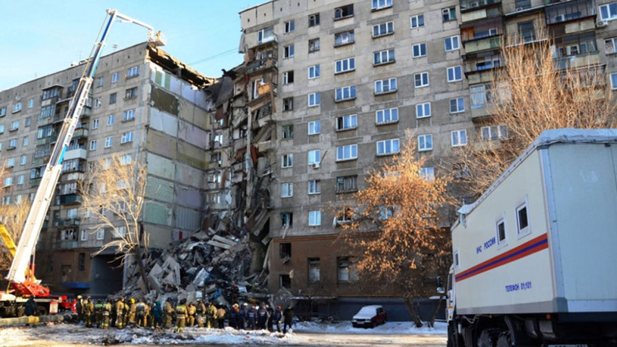 Поисковые работы и разбор завалов сотрудниками МЧС на месте обрушения одного из подъездов жилого дома в Магнитогорске, где произошел взрыв бытового газа, 2 января 2019 года