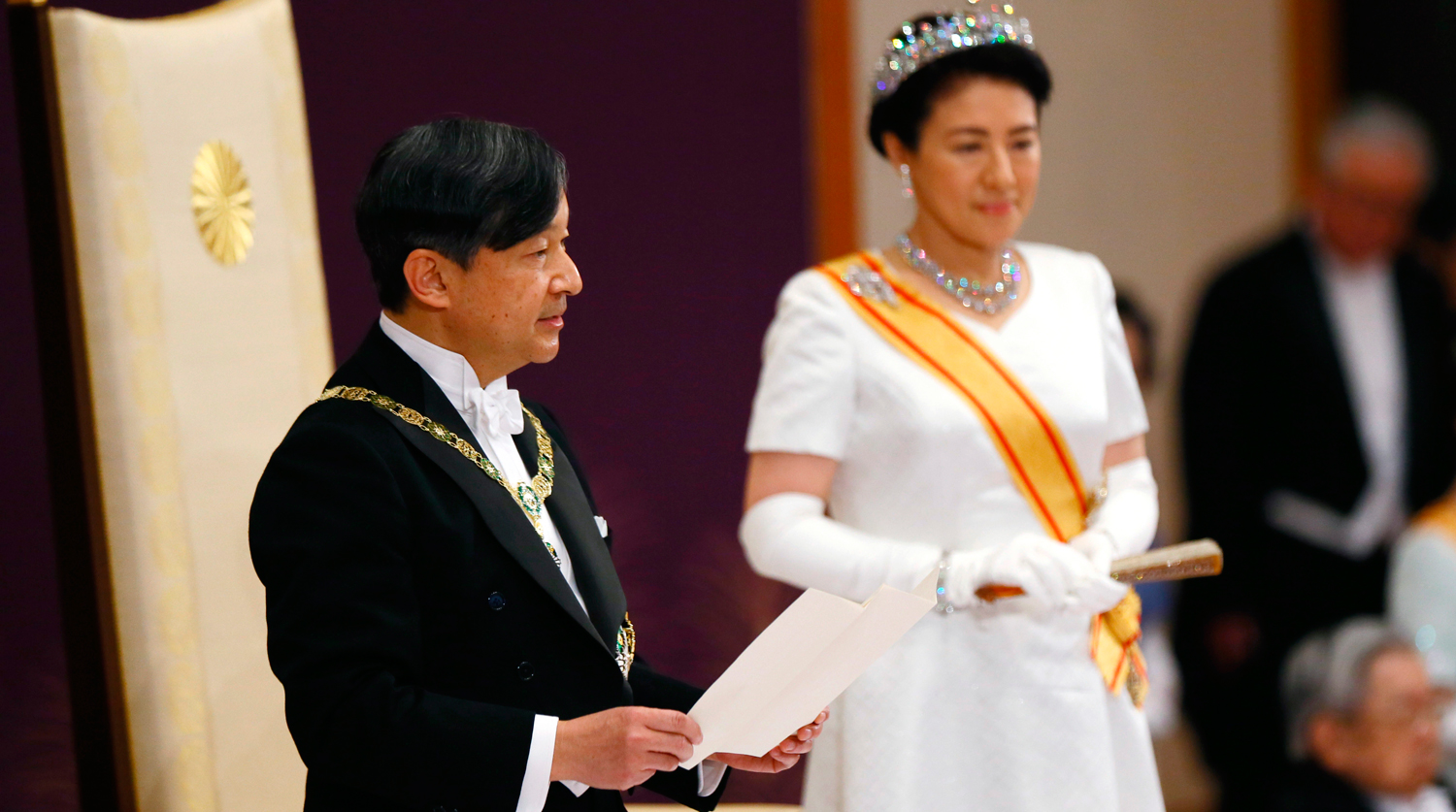

Император Нарухито и императрица Масако во время торжественной церемонии во дворце в Токио, 1 мая...

