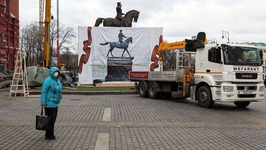 Во время установки нового памятника маршалу Георгию Жукову на&nbsp;Манежной площади, 20 марта 2020 года 