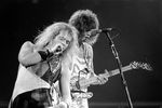 Вокалист группы Van Halen Дэвид Ли Рот и гитарист Эдди Ван Хален во время концерта в Филадельфии, 1982 год