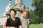 Наина Ельцина и Кумико Хасимото во время посещения Спасо-Андроньевского монастыря, 1998 год 