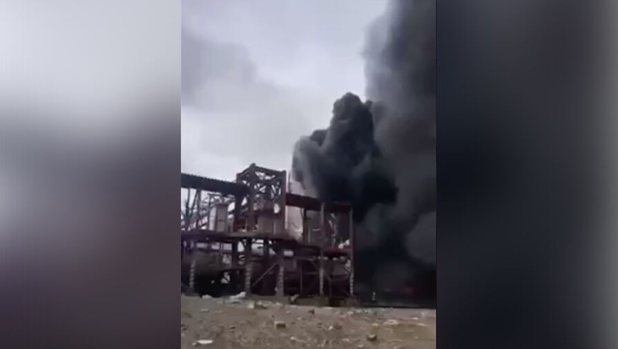 В Мончегорске Мурманской области горит цех Кольской горно-металлургической компании