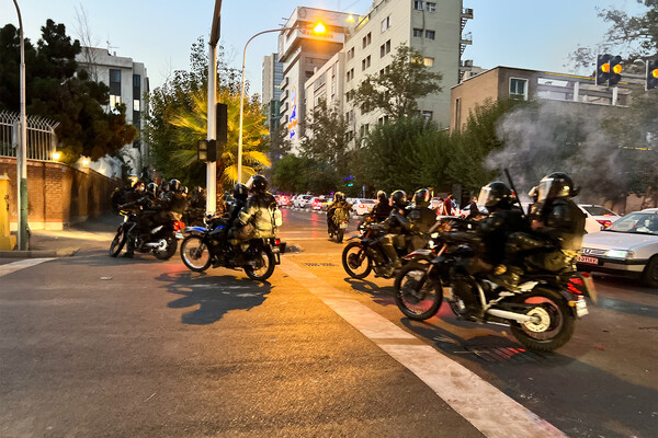 Полиция во врем разгона демонстрантов в&nbsp;Тегеране, 19&nbsp;сентября 2022&nbsp;года
