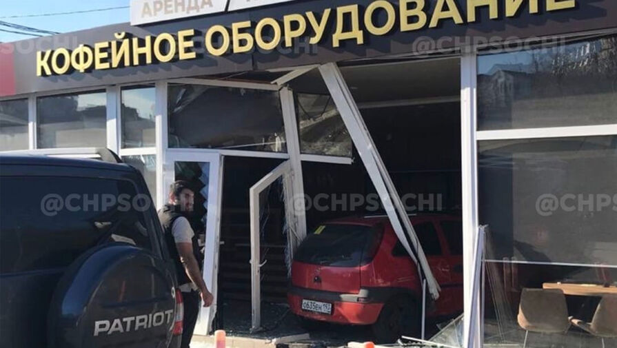 В Сочи женщина на Opel Corsa на полном ходу въехала в торговый павильон