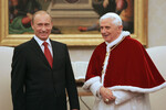 Президент России Владимир Путин и Папа Римский Бенедикт XVI перед началом аудиенции в библиотеке личных покоев Апостольского дворца, 2007 год