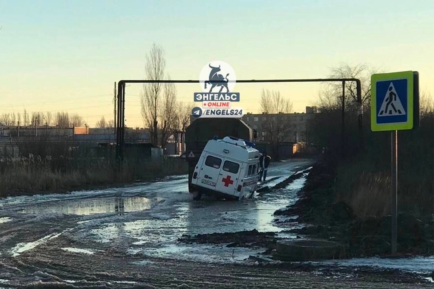 В Энгельсе машина скорой помощи с больным увязала в грязи на городской  дороге - Газета.Ru | Новости