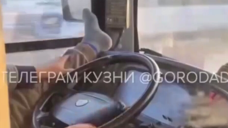 МВД оштрафовало водителя, задиравшего ногу на приборную панель автобуса