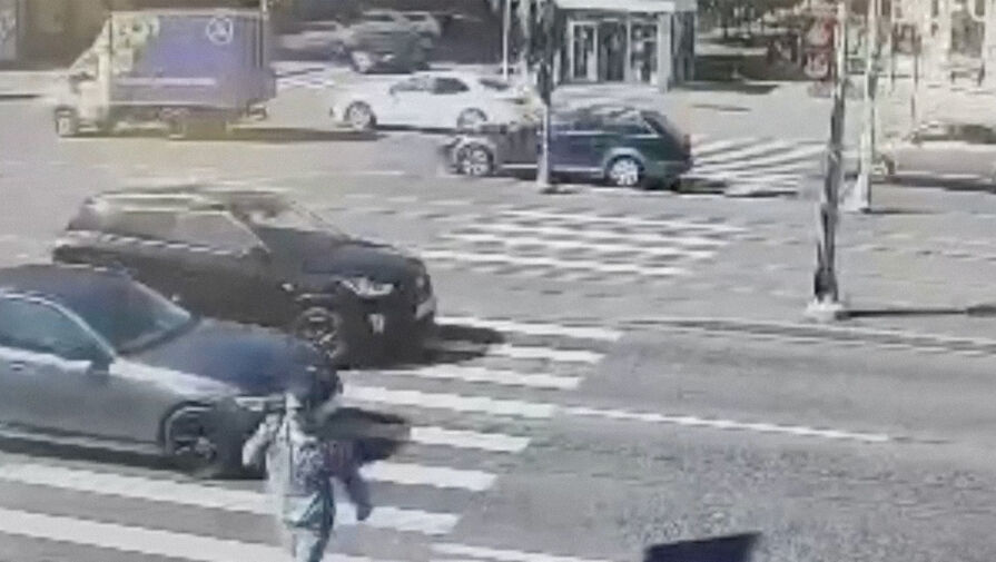 Появилось видео, как в Петербурге мужчина попал под колеса после кражи сумки
