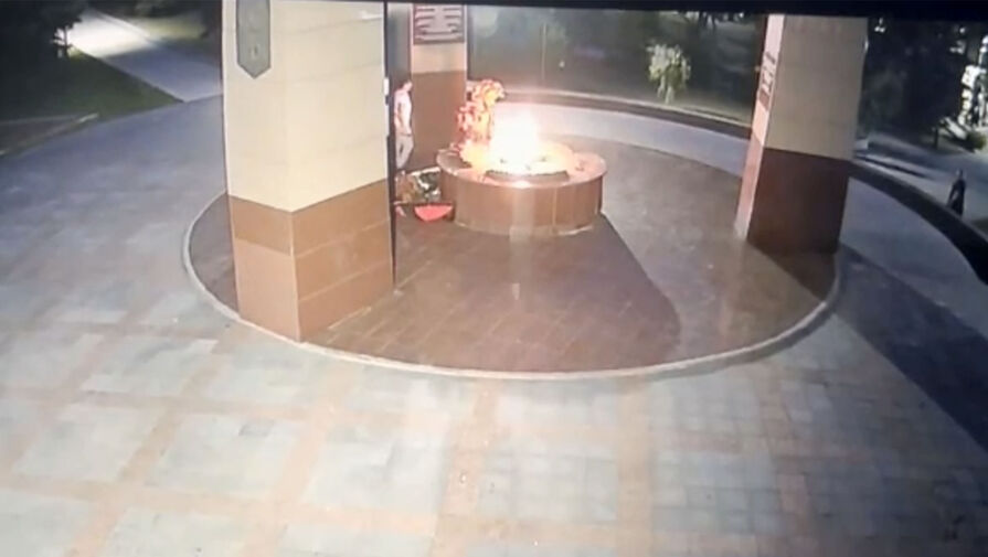В Подмосковье пьяный мужчина разбросал венки у Вечного огня и попал на видео