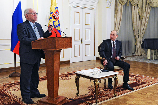 Владимир Лукин и Владимир Путин на встрече с представителями российского правозащитного сообщества в Ново-Огарево