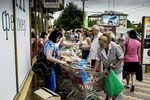 Жители Луганска покупают продукты питания. Из-за отсутствия электричества в городе продуктовые магазины продают товары на улице