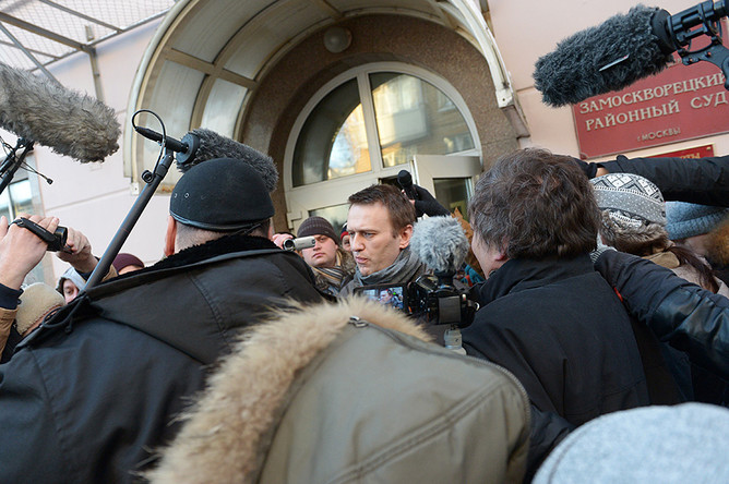 Алексей Навальный, обвиняемый в хищении денег у компании «Ив Роше», после заседания в Замоскворецком суде города Москвы