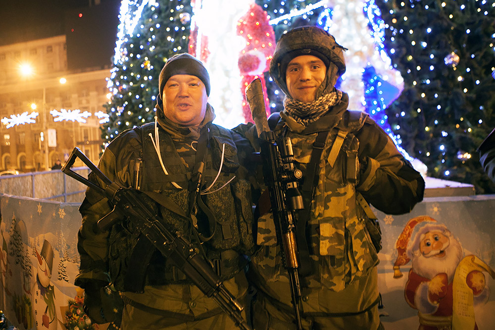 Ополченцы у новогодней елки в центре города