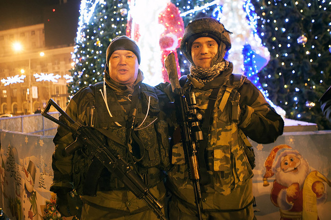 Ополченцы у новогодней елки в центре города